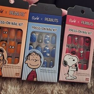 PEANUTS PRESS ON NAIL KITS 3 IN All